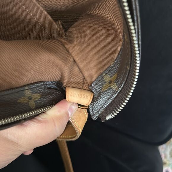 User great condition Louis Vuitton Brown Monogram Tote Bag - Picture 9 of 9